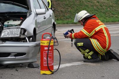 Kreuzungscrash fordert 3 Verletzte bei Holzgerlingen auf K1074